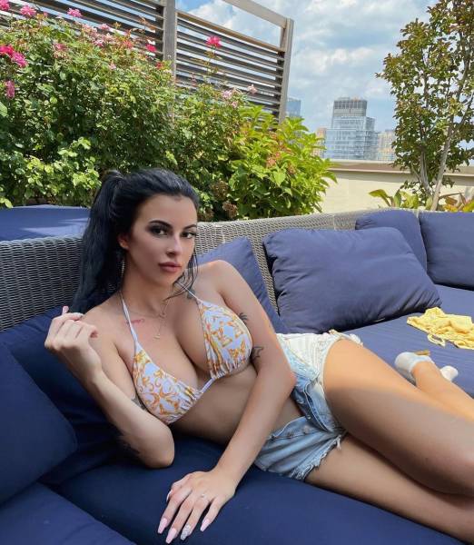 Hot Girls In Very Short Shorts