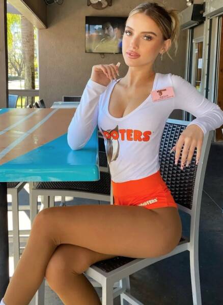 Some “Hooters” Hotness For Ya!