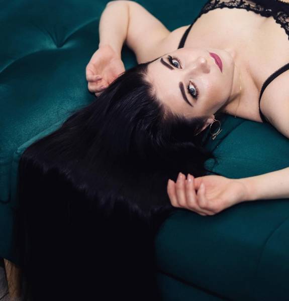 Woman Shares Details About Her Life With 1.7 M Long Hair