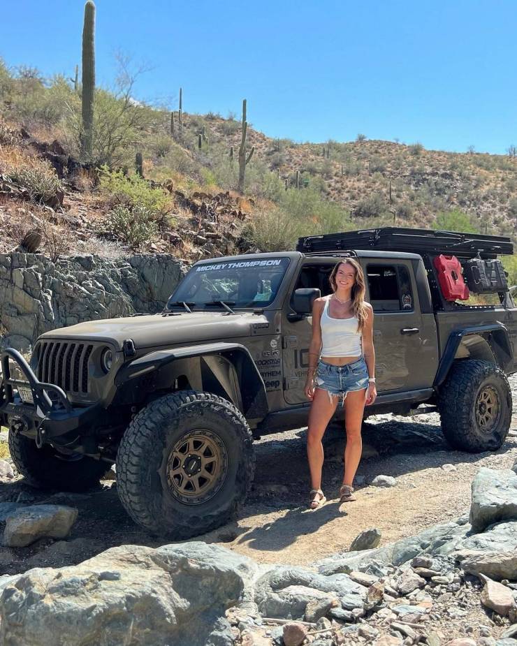 Cute Girls And Brutal Jeeps