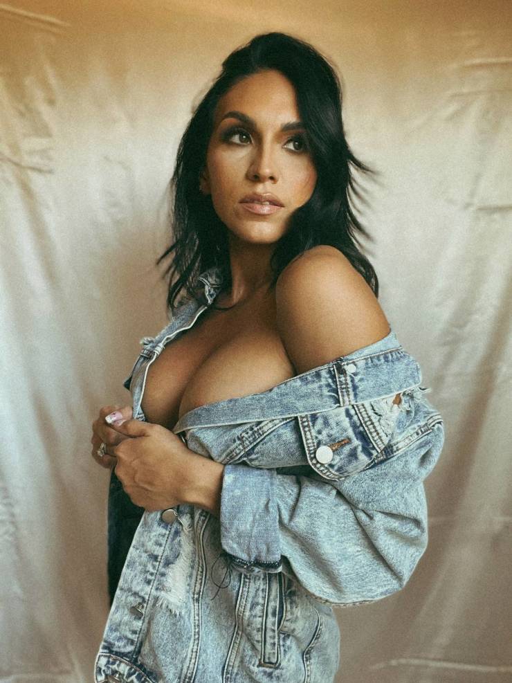 These Are Some Stunning Side Boobs!
