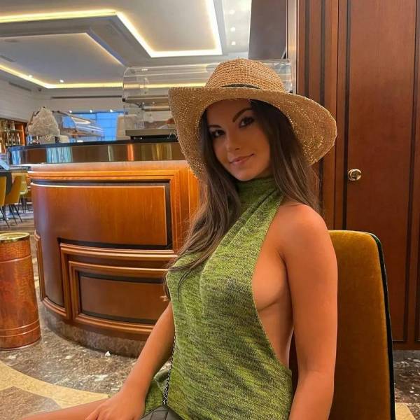 Sideboobs Look Good From All Angles!