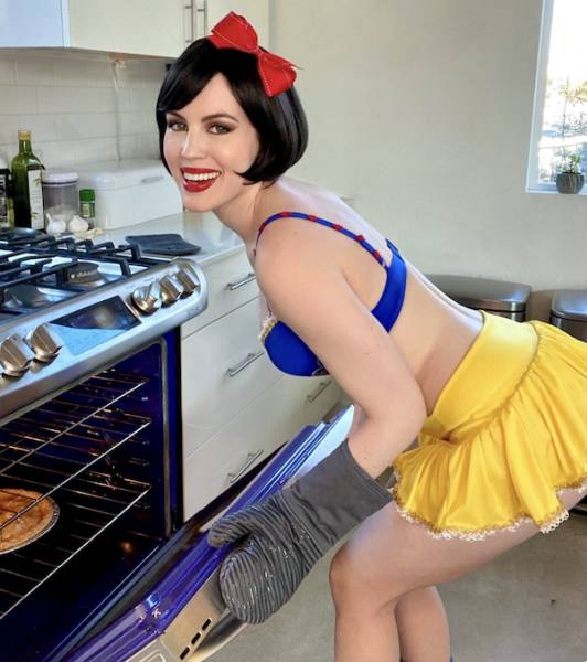 Cosplay? No, Sexy Cosplay!