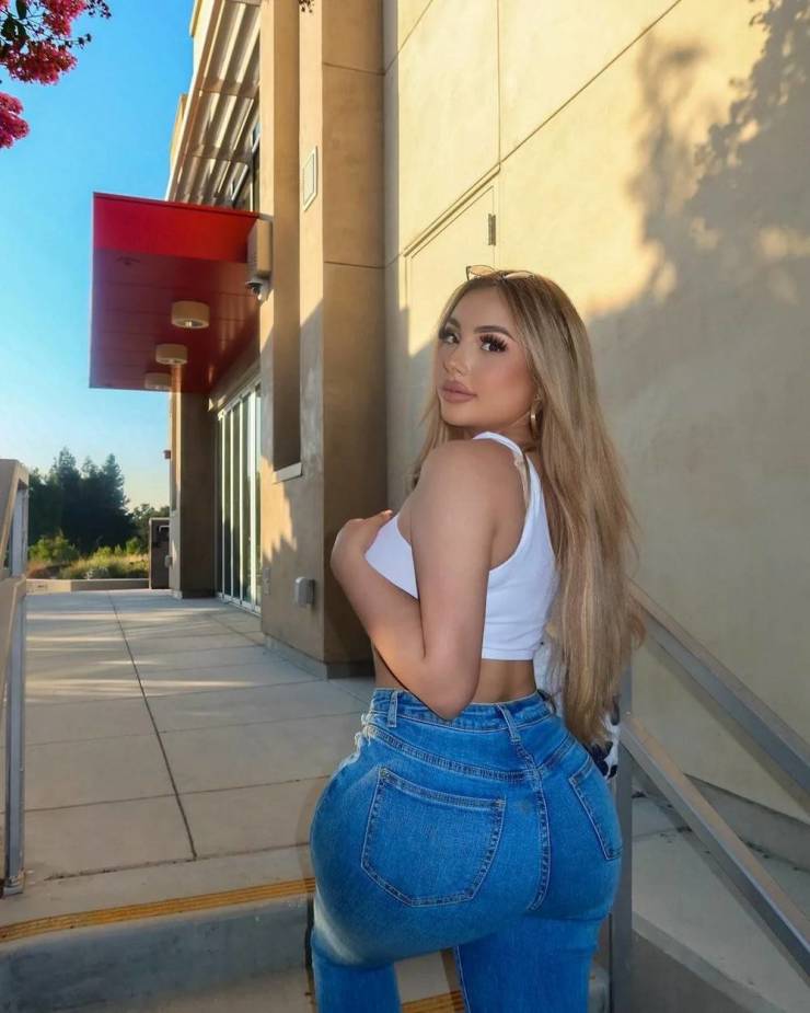 Hot Girls In Tight Jeans