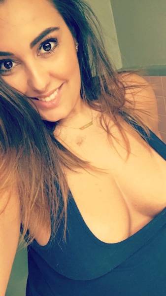 Braless Girls Let Their Boobs Hang Free