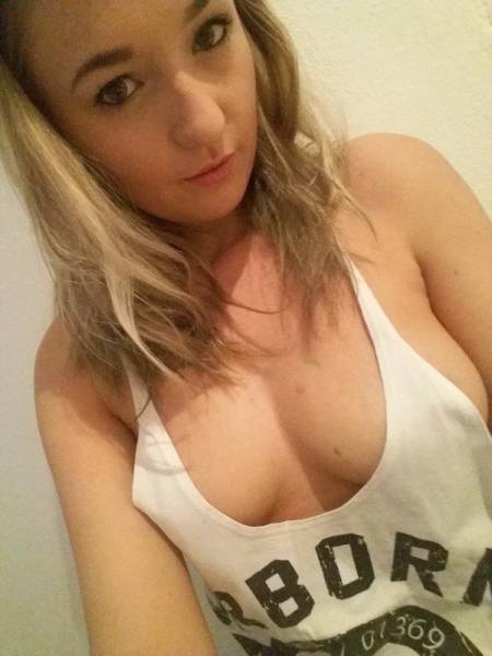 Braless Girls Let Their Boobs Hang Free