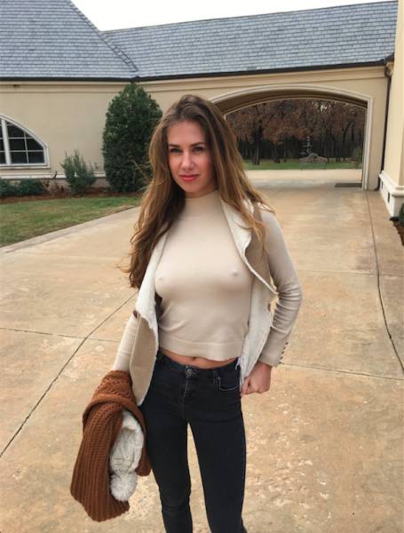 Braless Girls Let Their Boobs Hang Free