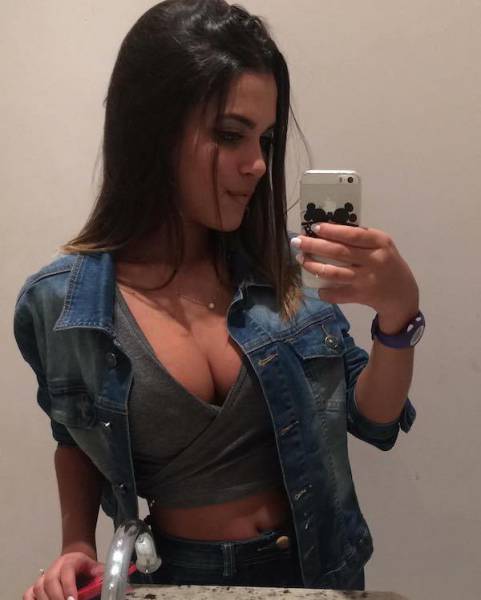 Braless Girls Let Their Boobs Hang Free