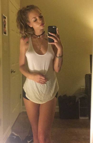 Braless Girls Let Their Boobs Hang Free