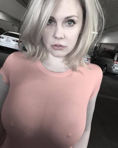 Braless Girls Let Their Boobs Hang Free