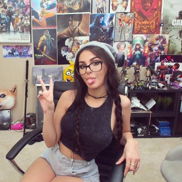 Pro Gamers Who Are Actually Flaming Hot Girls