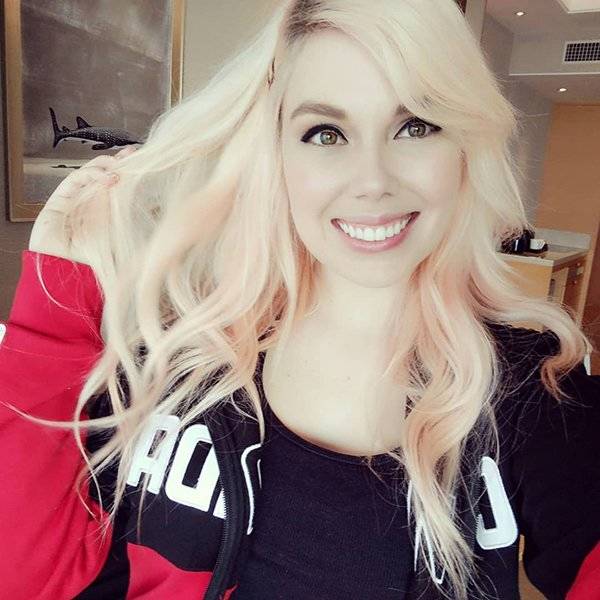 Pro Gamers Who Are Actually Flaming Hot Girls