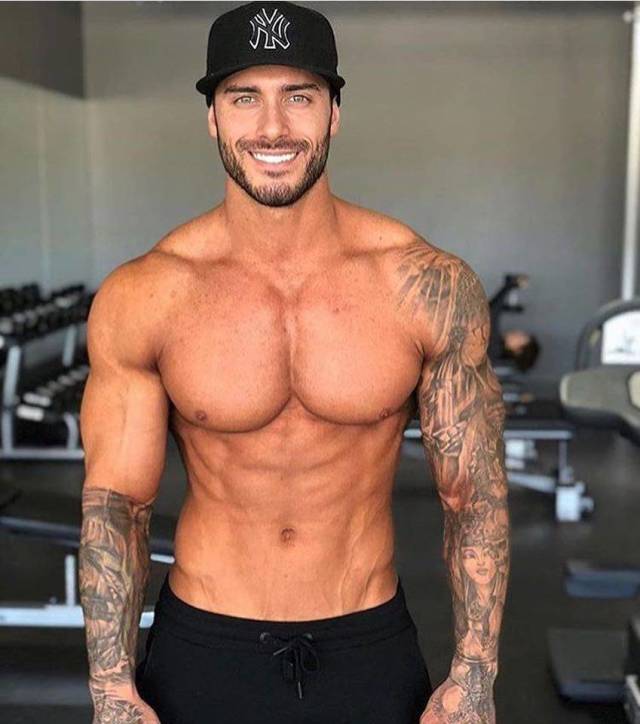 Sexy Men With Absolutely Mesmerizing Looks