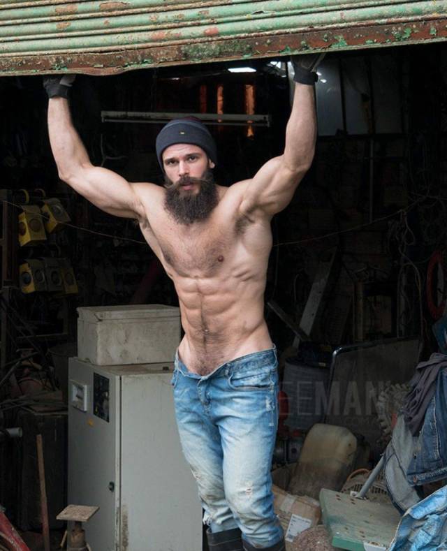 Sexy Men With Absolutely Mesmerizing Looks