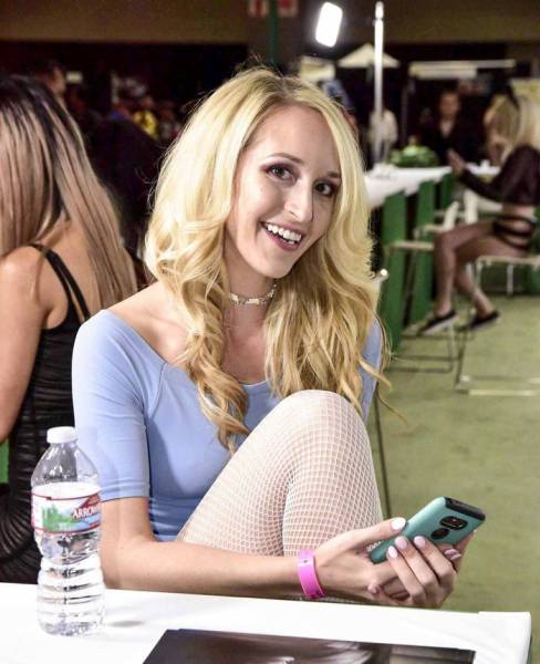 This Adult Entertainer Knows How To Respond To Unsolicited Dick Pics