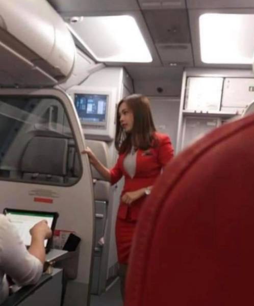 This Chinese “AirAsia” Hostess Is Such A Cutie