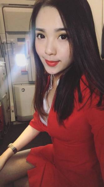 This Chinese “AirAsia” Hostess Is Such A Cutie