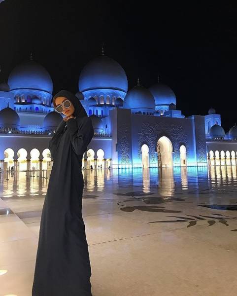 Model Tries To Sell Her Virginity For €2.4 Million