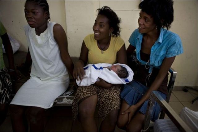 Giving birth in Haiti (15 pics)