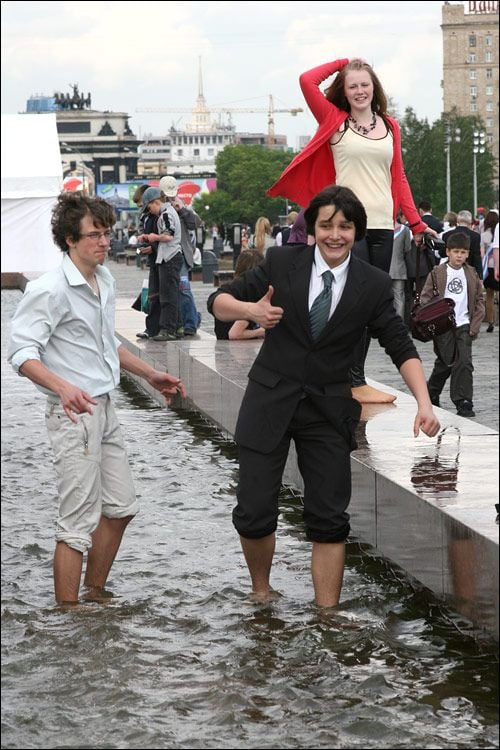 How Russian youth celebrates their graduation day (60 pics)