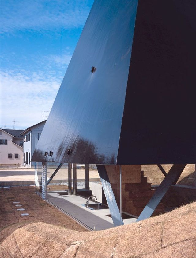 Jet black pyramid as home in Saijo, Hiroshima (18 pics)