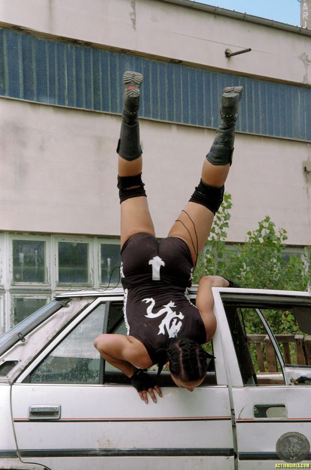 Action girl (30 pics)