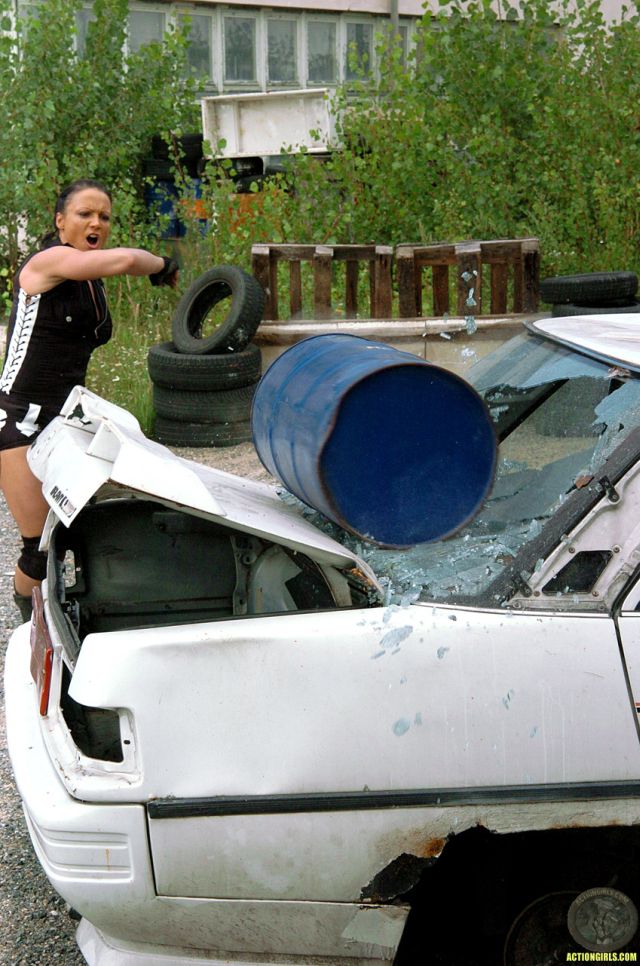 Action girl (30 pics)