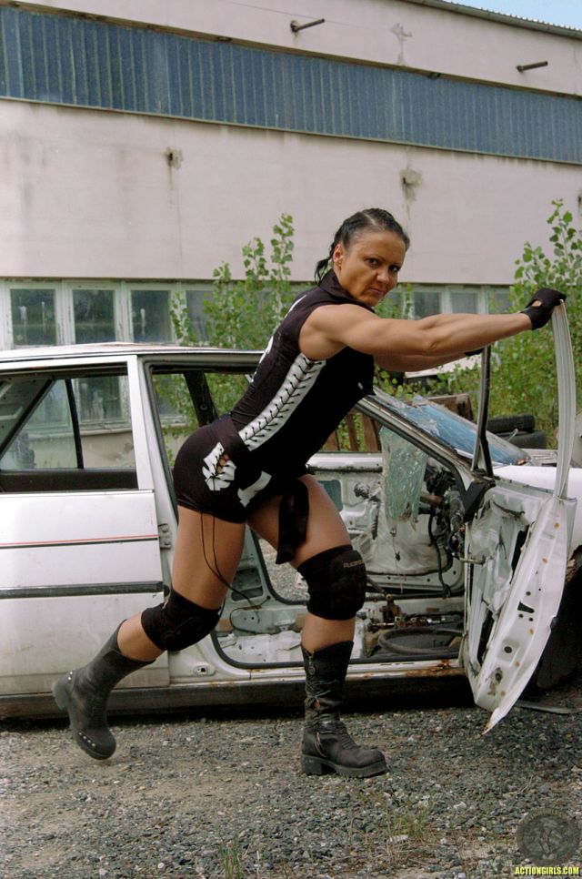 Action girl (30 pics)