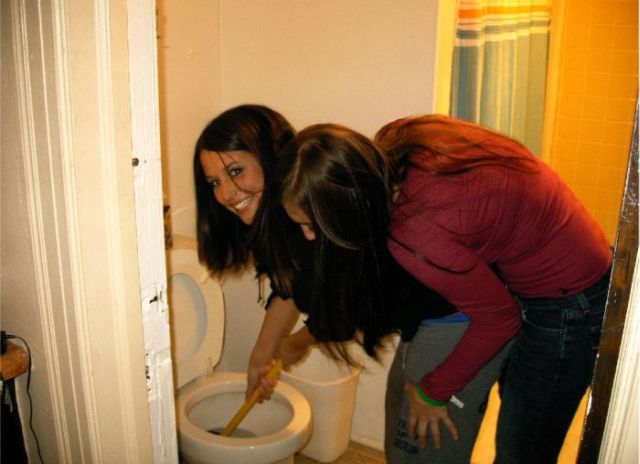 Hot girls unclogging toilets (28 pics)