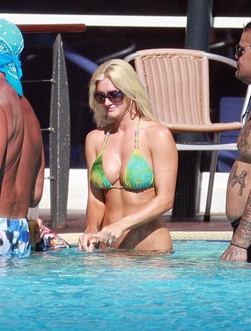 Hulk Hogan and his daughter in the pool (9 pics)