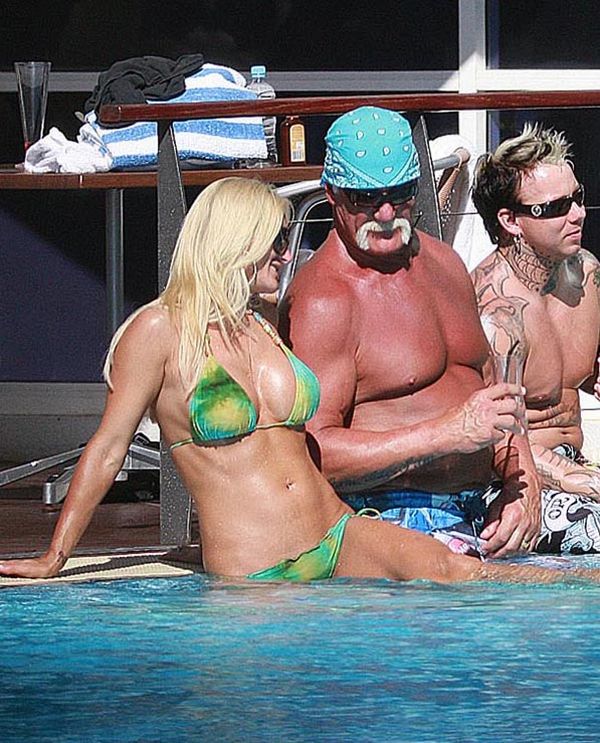 Hulk Hogan and his daughter in the pool (9 pics)
