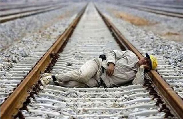 People Sleeping Everywhere (40 pics)