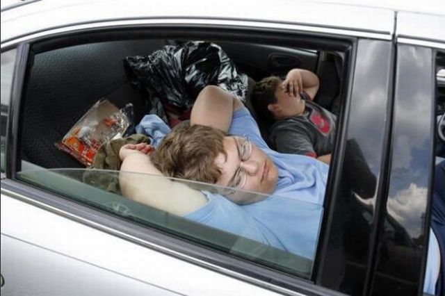 People Sleeping Everywhere (40 pics)