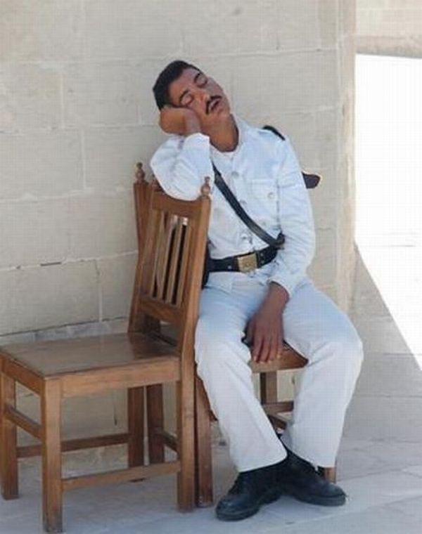 People Sleeping Everywhere (40 pics)