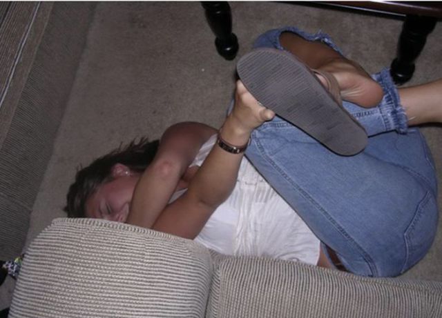 Girls with Stubbed Toes Making Faces (18 pics)