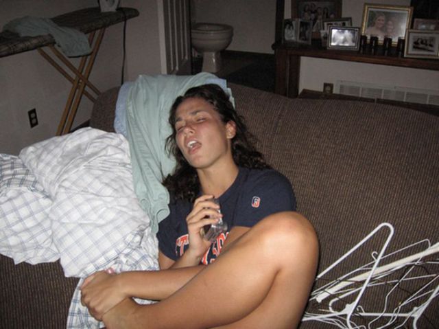 Girls with Stubbed Toes Making Faces (18 pics)