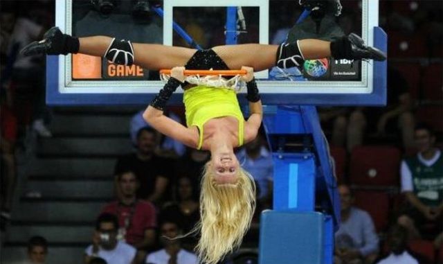 Some Fine Looking Cheerleaders (32 pics)