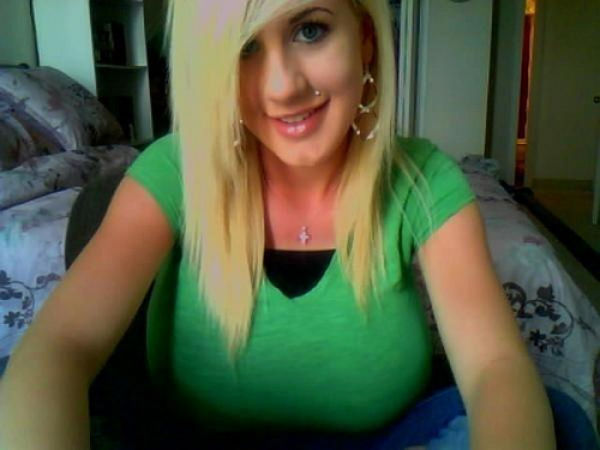 Would You Date Her? (9 pics)