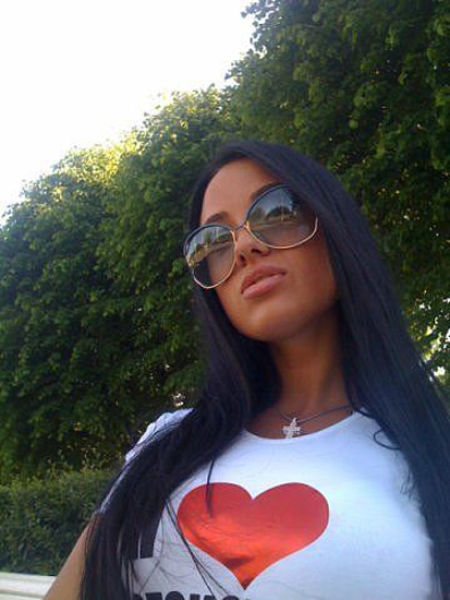 Hot Chicks Show Sexy Side In Social Network Sites