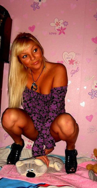 Hot Chicks Show Sexy Side In Social Network Sites