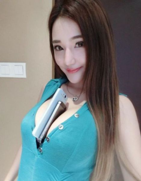 Chinese Fitness Model Puts Her Boobs to a Strength Test