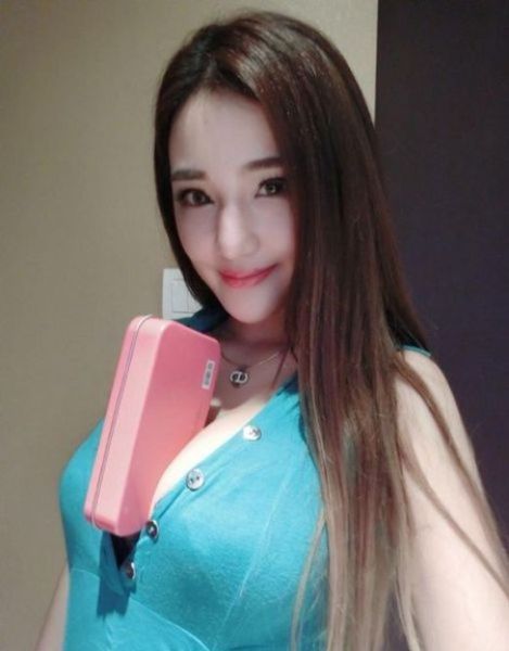 Chinese Fitness Model Puts Her Boobs to a Strength Test