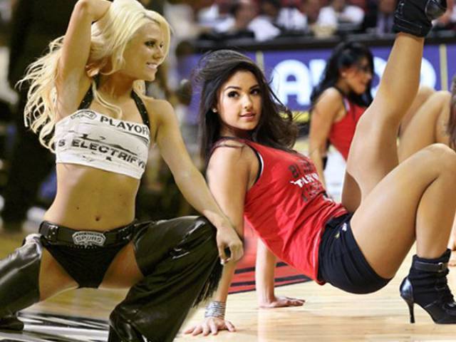 Cheerleaders From East vs Cheerleaders From West