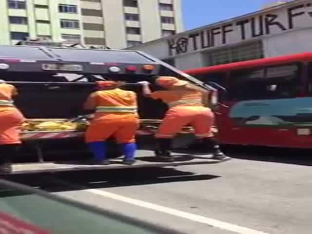 Female Garbage Collectors From Brazilian Twerking